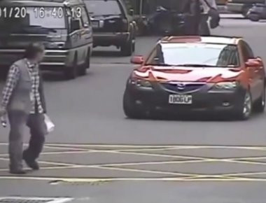 Επικίνδυνη κομπίνα στην Κίνα! Πέφτουν επίτηδες στις ρόδες αυτοκινήτων για να πάρουν αποζημιώσεις (βίντεο)